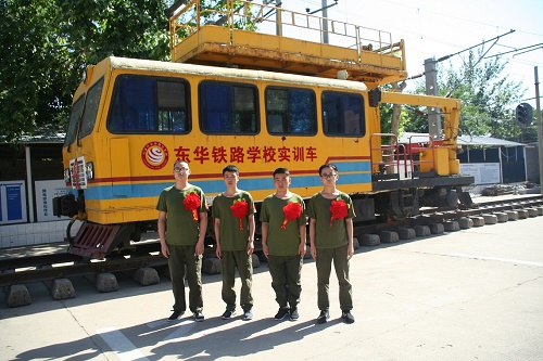 石家莊東華鐵路學(xué)校軌道車司機.JPG